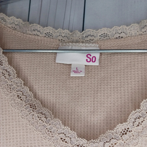 SO ribbed cropped juniors short sleeve V-neck with lace trim top NWT - Picture 3 of 9